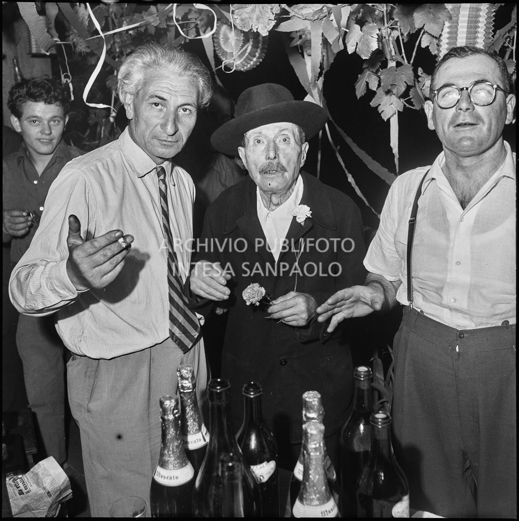 Festeggiamenti per l'84° compleanno di Alfredo Gavazzi in un cortile di Milano<br>222205