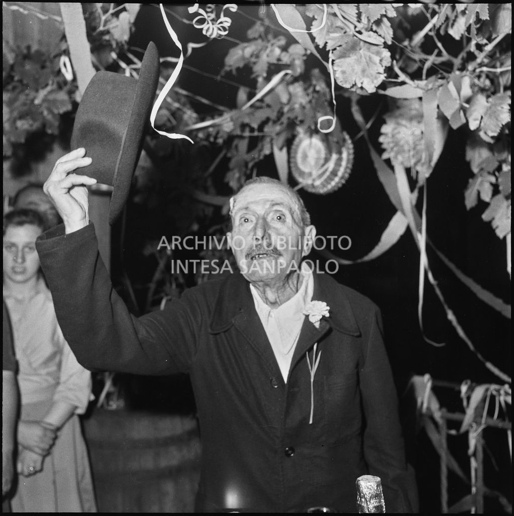 Alfredo Gavazzi durante i festeggiamenti per il suo 84° compleanno in un cortile di Milano<br>222207
