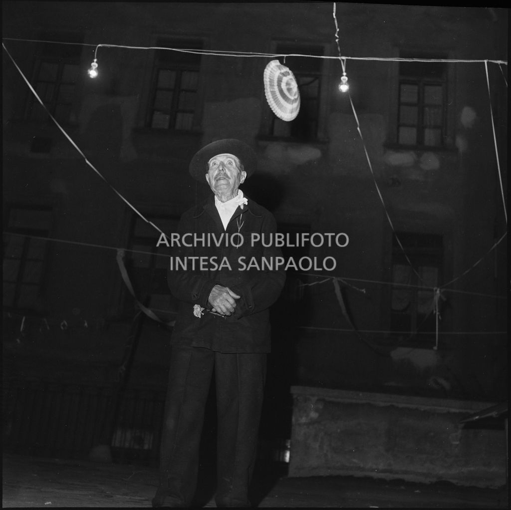 Alfredo Gavazzi durante i festeggiamenti per il suo 84° compleanno in un cortile di Milano<br>222208