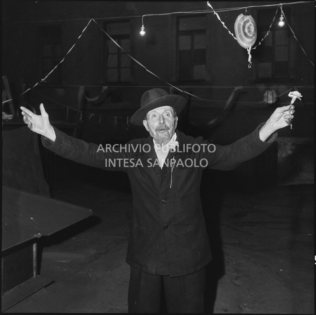 Alfredo Gavazzi durante i festeggiamenti per il suo 84° compleanno in un cortile di Milano<br>222209