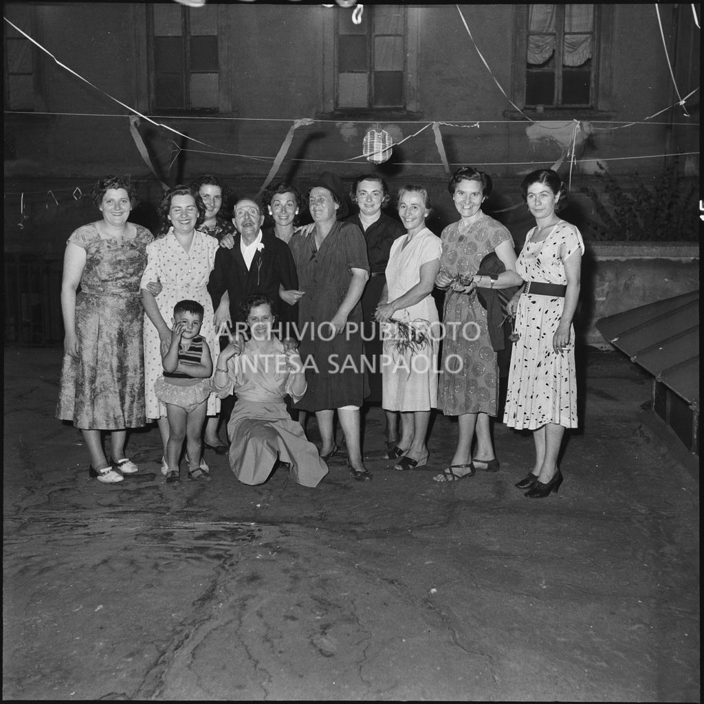 Foto di gruppo durante i festeggiamenti del 84° compleanno Alfredo Gavazzi in un cortile di Milano<br>222210