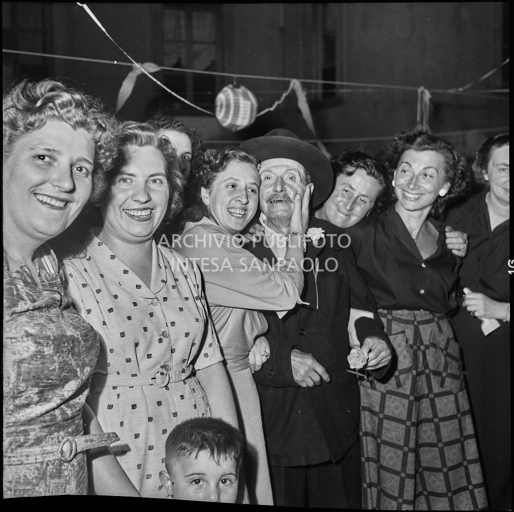 Foto di gruppo durante i festeggiamenti del 84° compleanno Alfredo Gavazzi in un cortile di Milano<br>222211