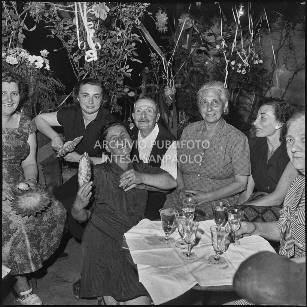 Festeggiamenti per l'84° compleanno di Alfredo Gavazzi in un cortile di Milano<br>222212