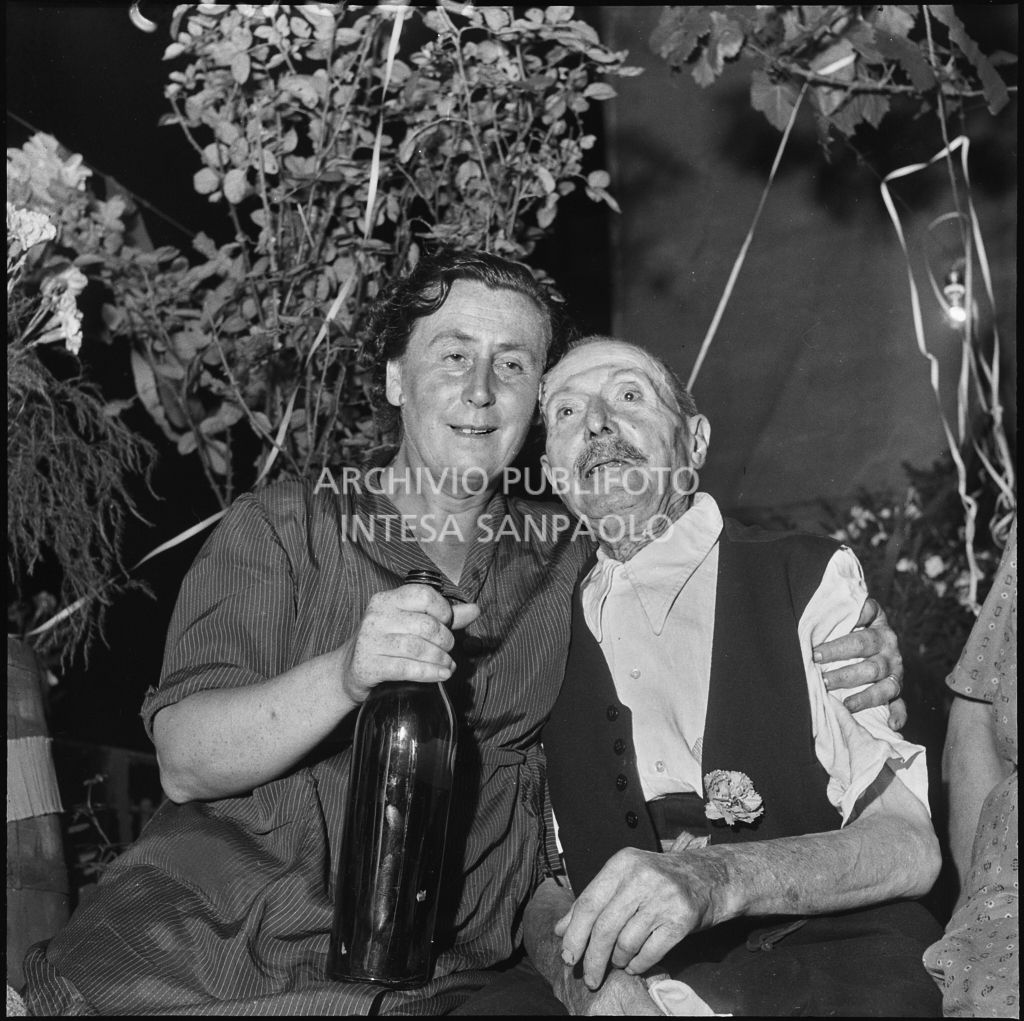 Alfredo Gavazzi con una donna durante i festeggiamenti per il suo 84° compleanno in un cortile di Milano<br>222213