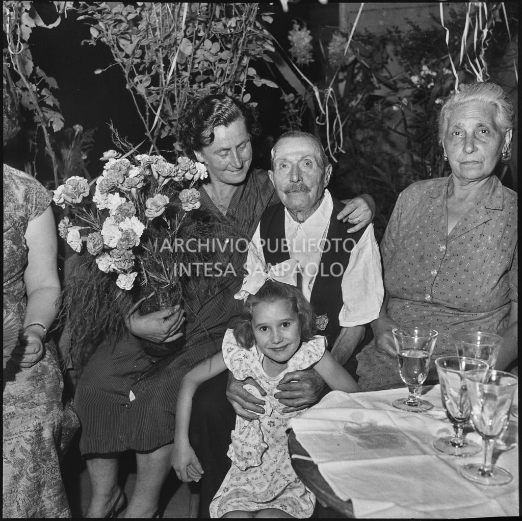 Alfredo Gavazzi con alcune donne durante i festeggiamenti per il suo 84° compleanno in un cortile di Milano<br>222214