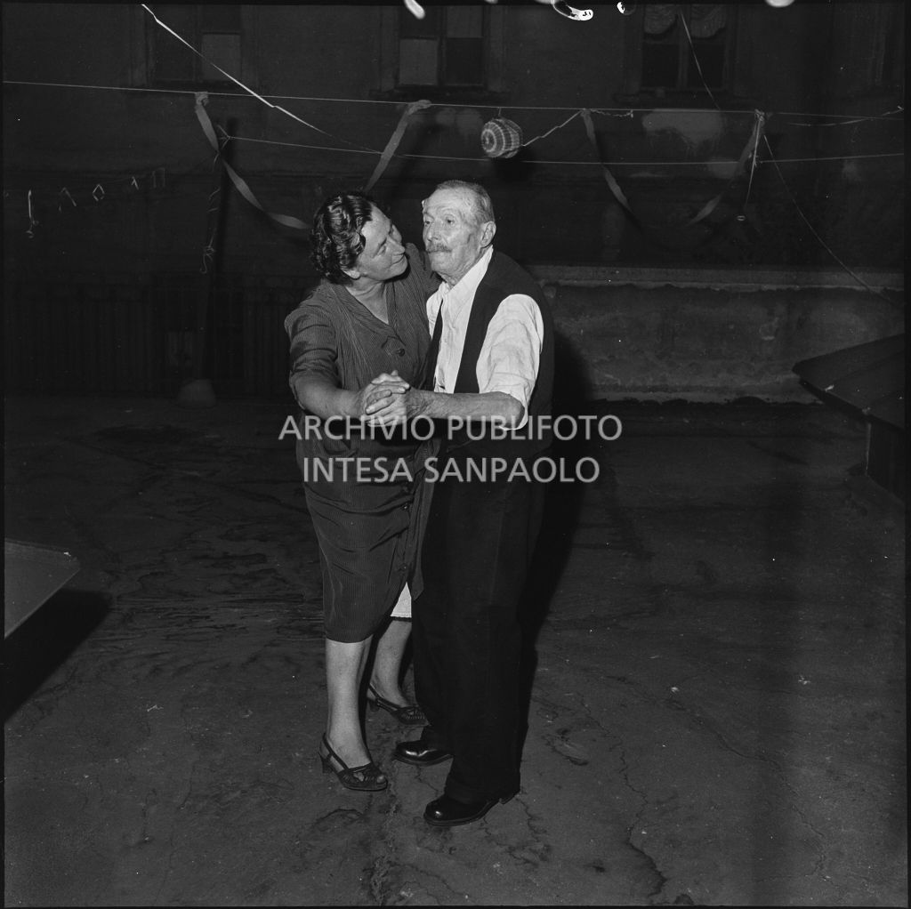 Alfredo Gavazzi balla con una donna in occasione dei festeggiamenti per il suo 84° compleanno in un cortile di Milano<br>222215