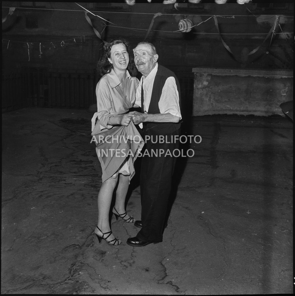 Alfredo Gavazzi balla con una ragazza in occasione dei festeggiamenti per il suo 84° compleanno in un cortile di Milano<br>222216