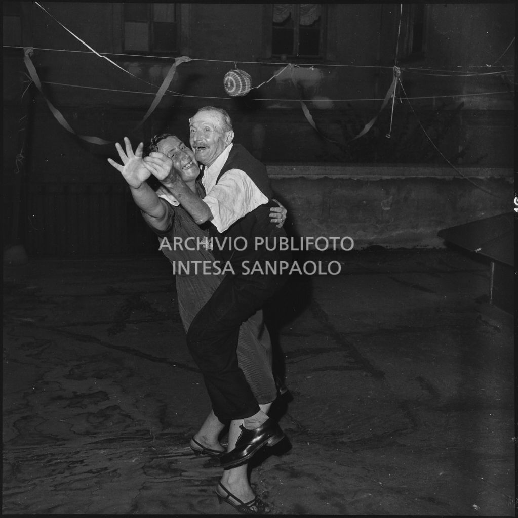 Alfredo Gavazzi balla con una donna in occasione dei festeggiamenti per il suo 84° compleanno in un cortile di Milano<br>222217