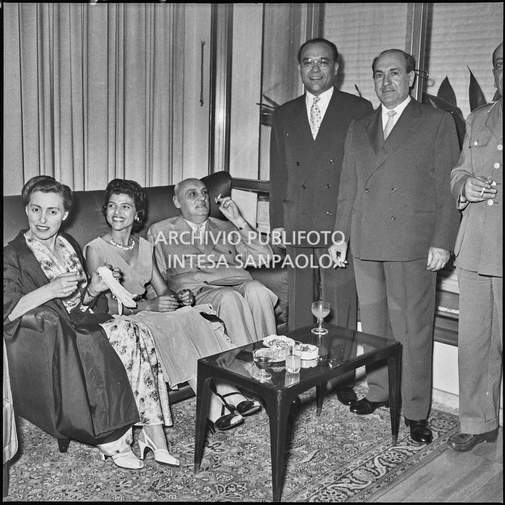 Il prefetto di Milano Ernesto Giulio Cappa (seduto) con il console egiziano (terzo da destra) al ricevimento del Consolato d'Egitto organizzato all'Hotel Duomo di Milano<br>222226