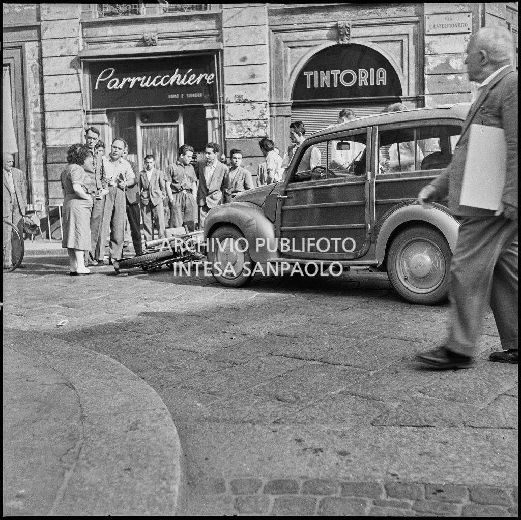 Folla di curiosi accorsi per un incidente tra una moto F.B. Mundial e un'automobile Fiat in via Castelfidardo a Milano<br>222237