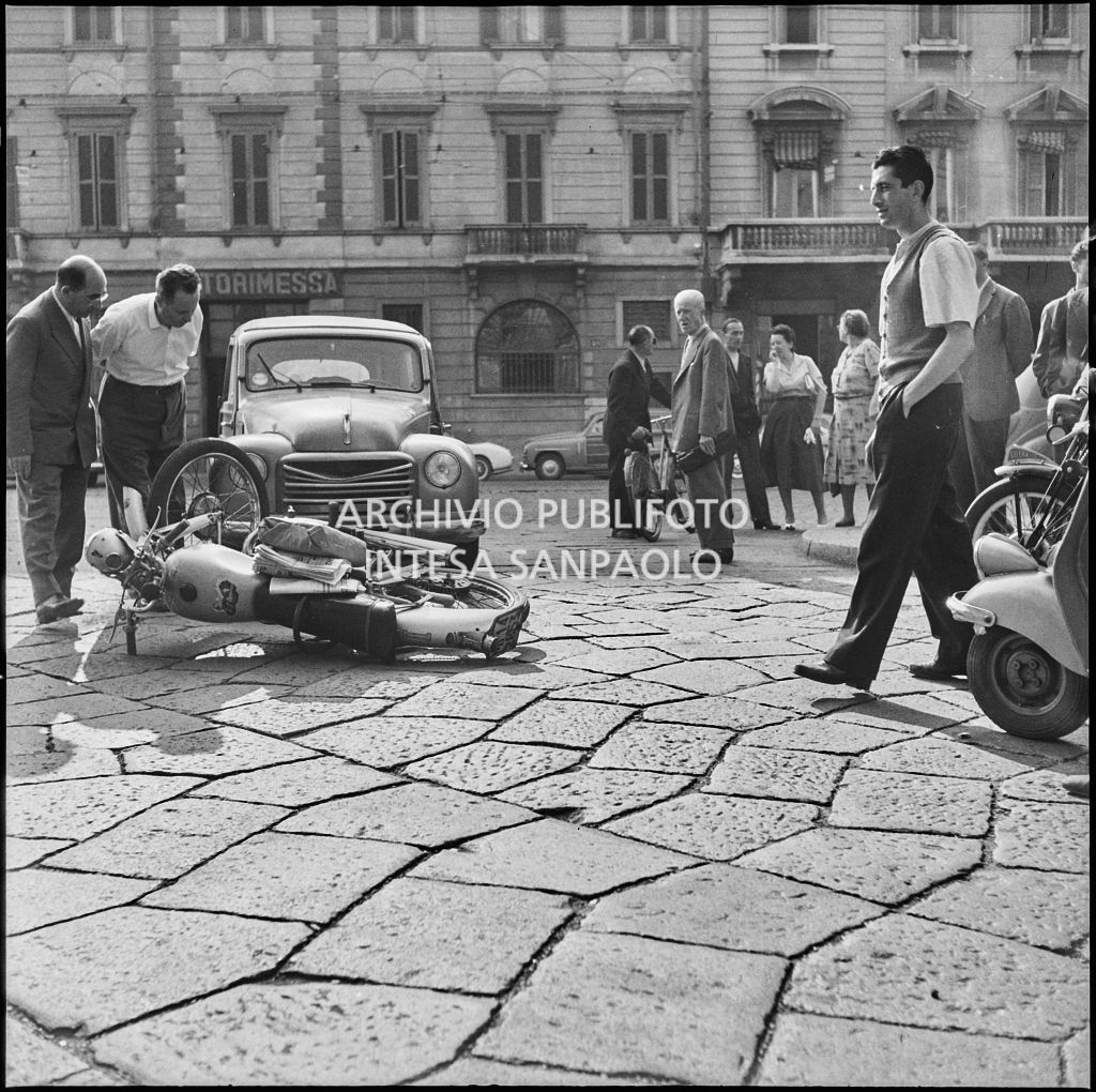 Incidente tra una moto F.B. Mundial e un'automobile Fiat in via Castelfidardo a Milano<br>222238