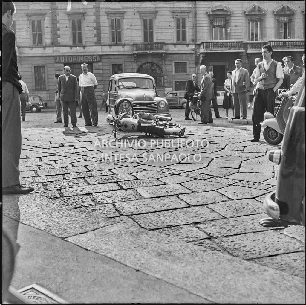 Incidente tra una moto F.B. Mundial e un'automobile Fiat in via Castelfidardo a Milano<br>222239