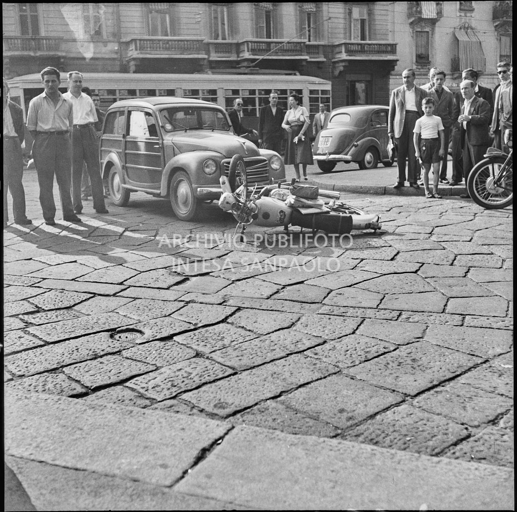 Incidente tra una moto F.B. Mundial e un'automobile Fiat in via Castelfidardo a Milano<br>222240