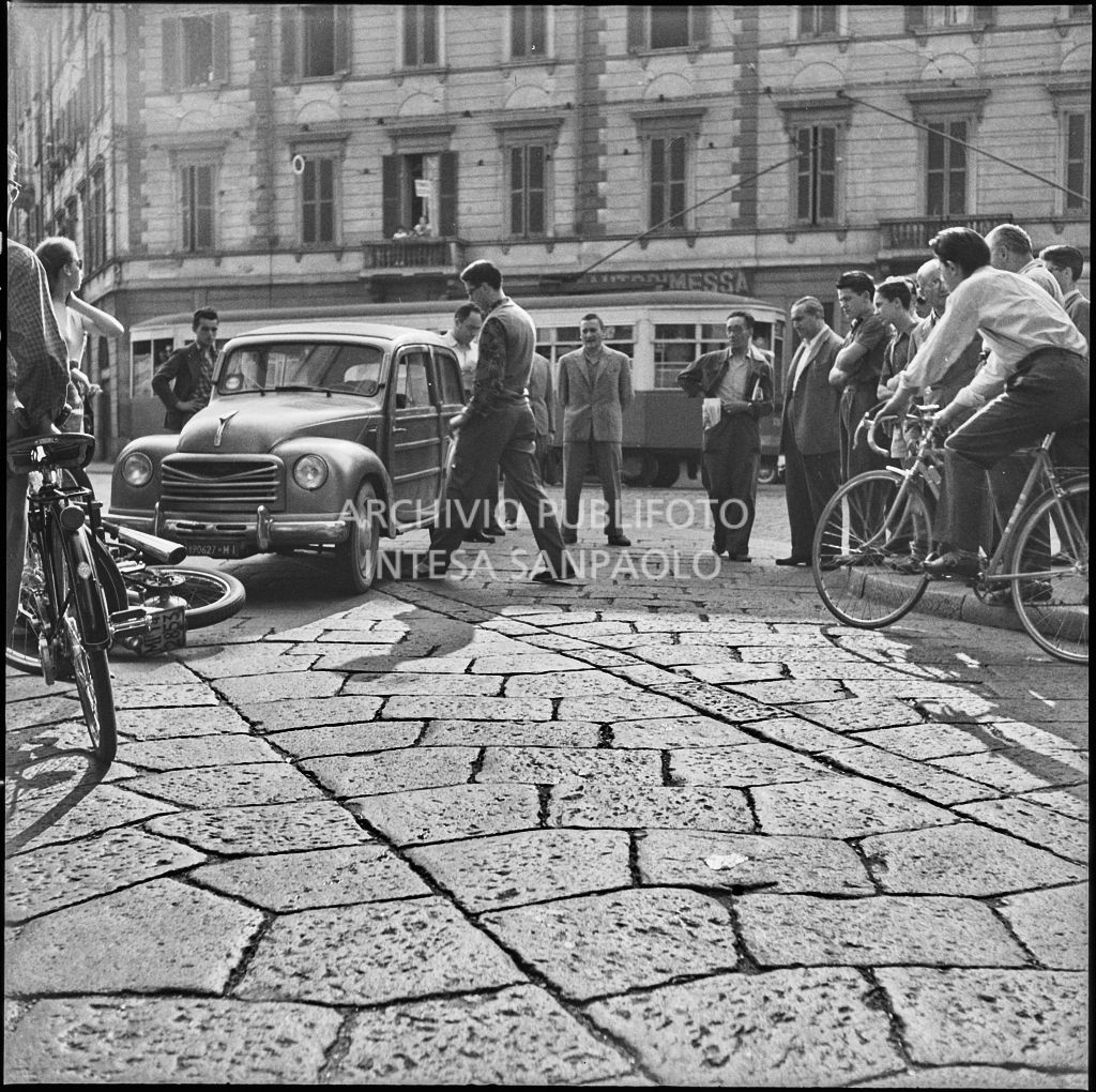 Folla di curiosi accorsi per un incidente tra una moto F.B. Mundial e un'automobile Fiat in via Castelfidardo a Milano<br>222241