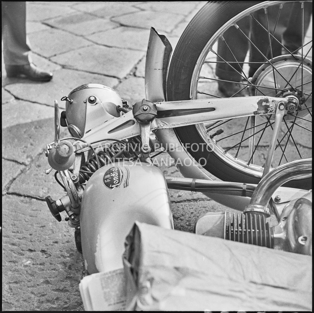 Dettaglio della moto F.B. Mundial coinvolta in un incidente con un'automobile Fiat in via Castelfidardo a Milano<br>222242