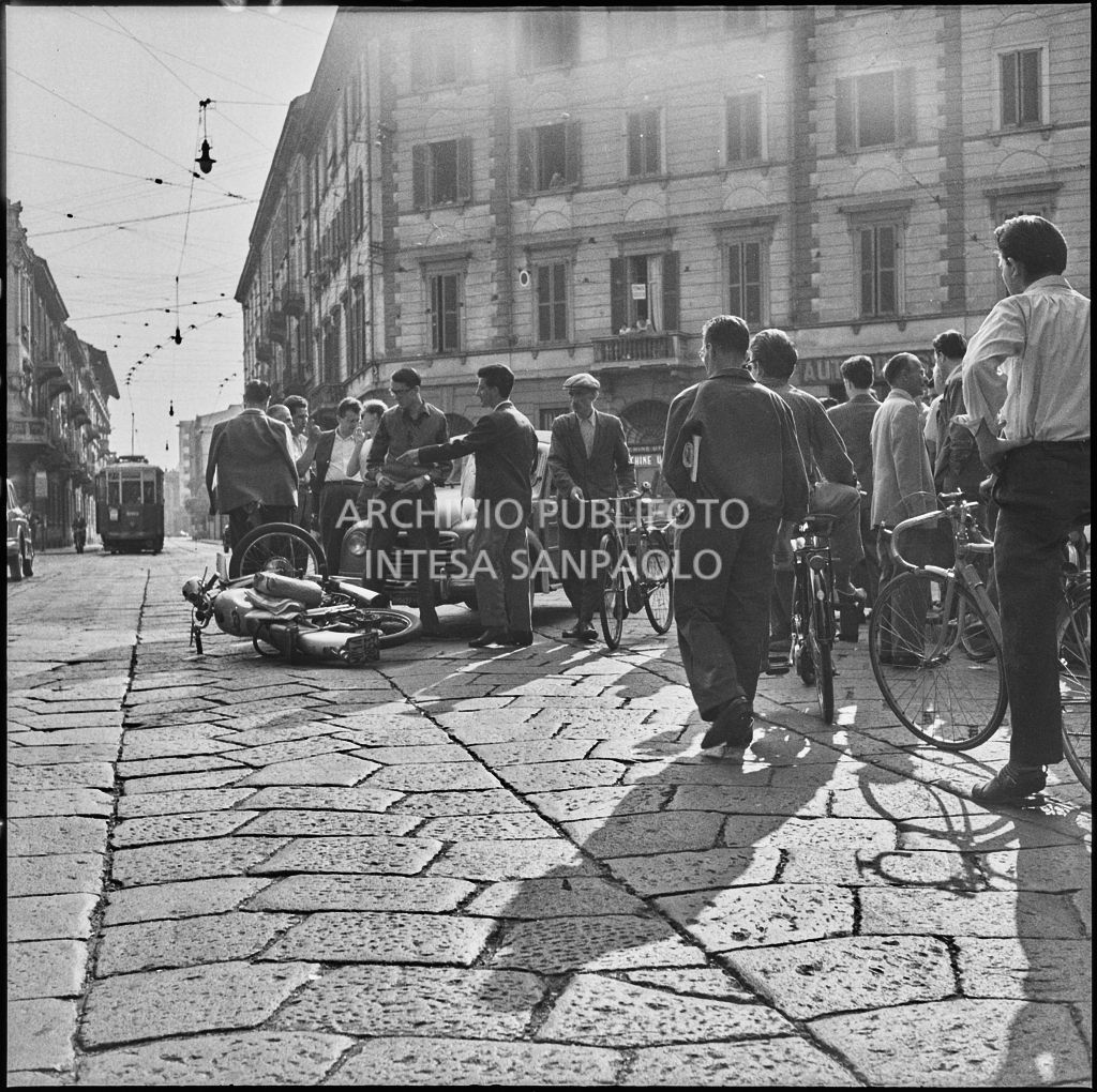 Folla di curiosi accorsi per un incidente tra una moto F.B. Mundial e un'automobile Fiat in via Castelfidardo a Milano<br>222243