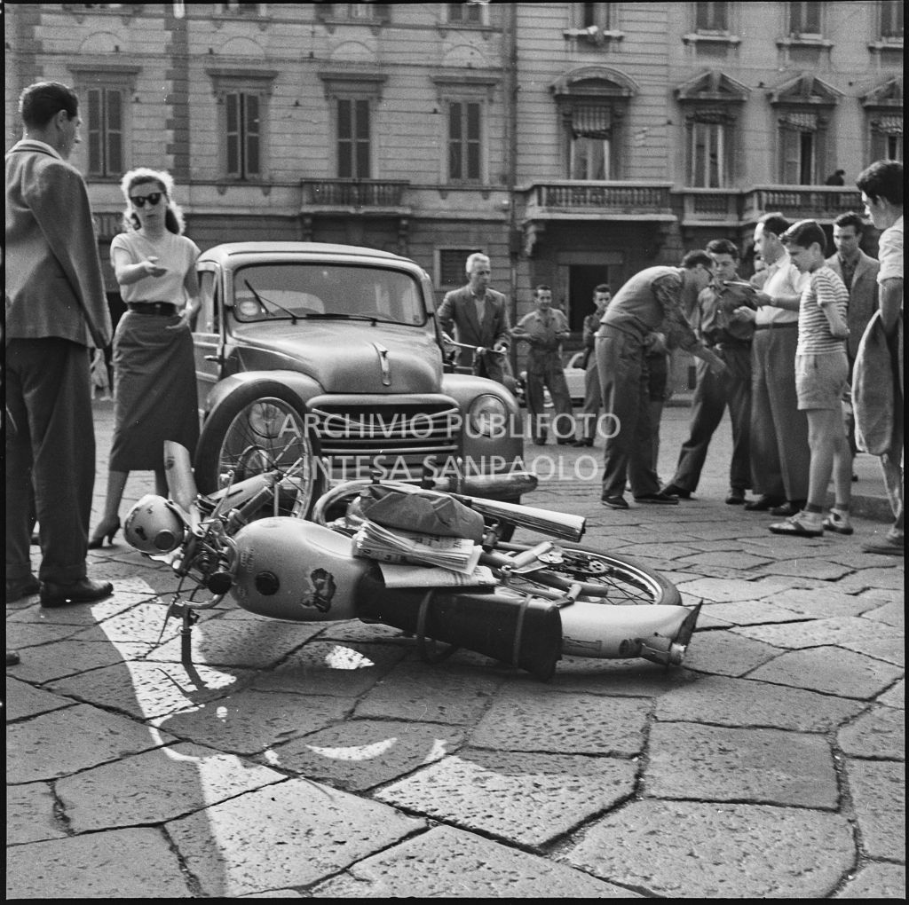 Incidente tra una moto F.B. Mundial e un'automobile Fiat in via Castelfidardo a Milano<br>222244