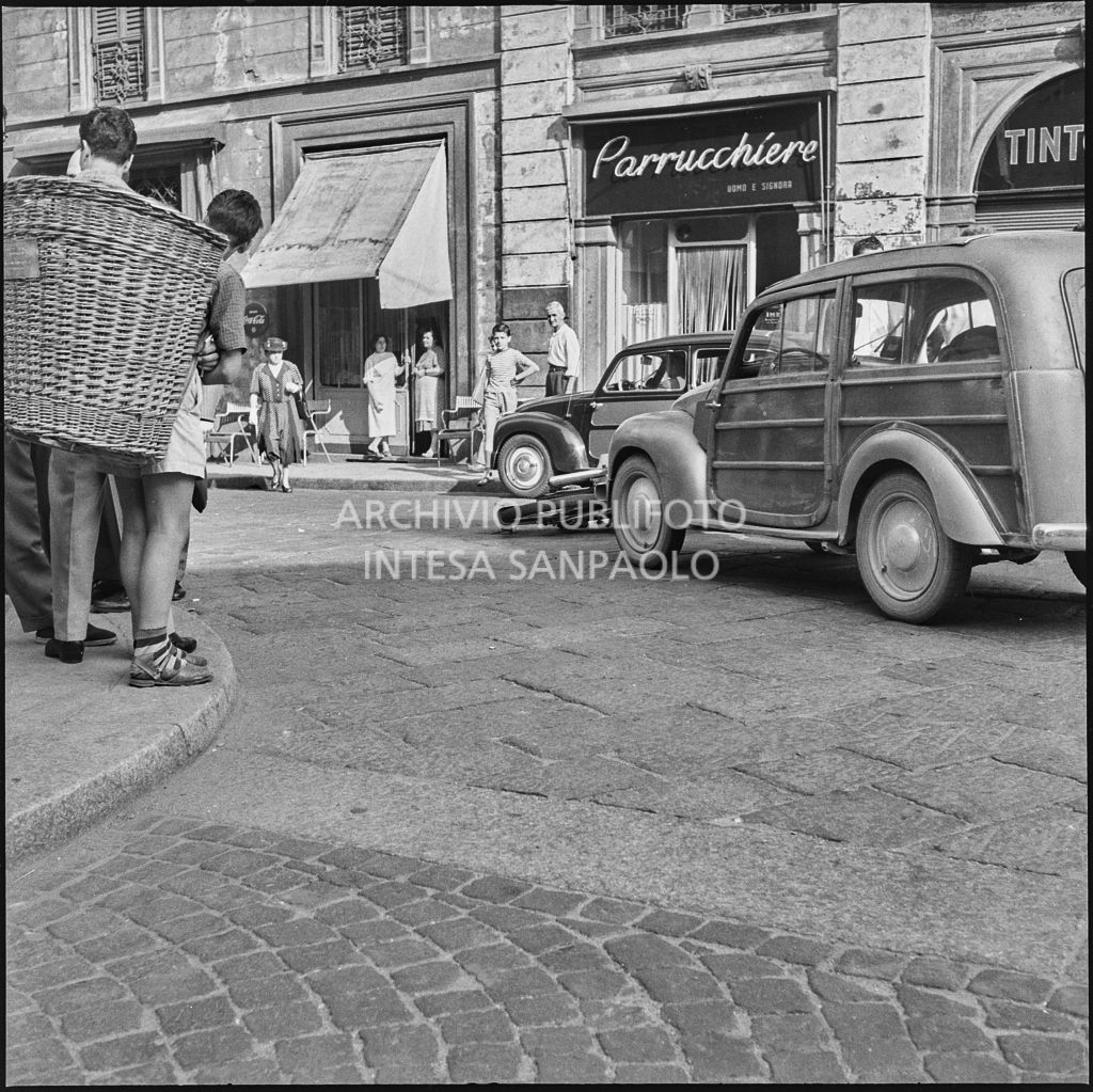 Incidente tra una moto F.B. Mundial e un'automobile Fiat in via Castelfidardo a Milano<br>222245