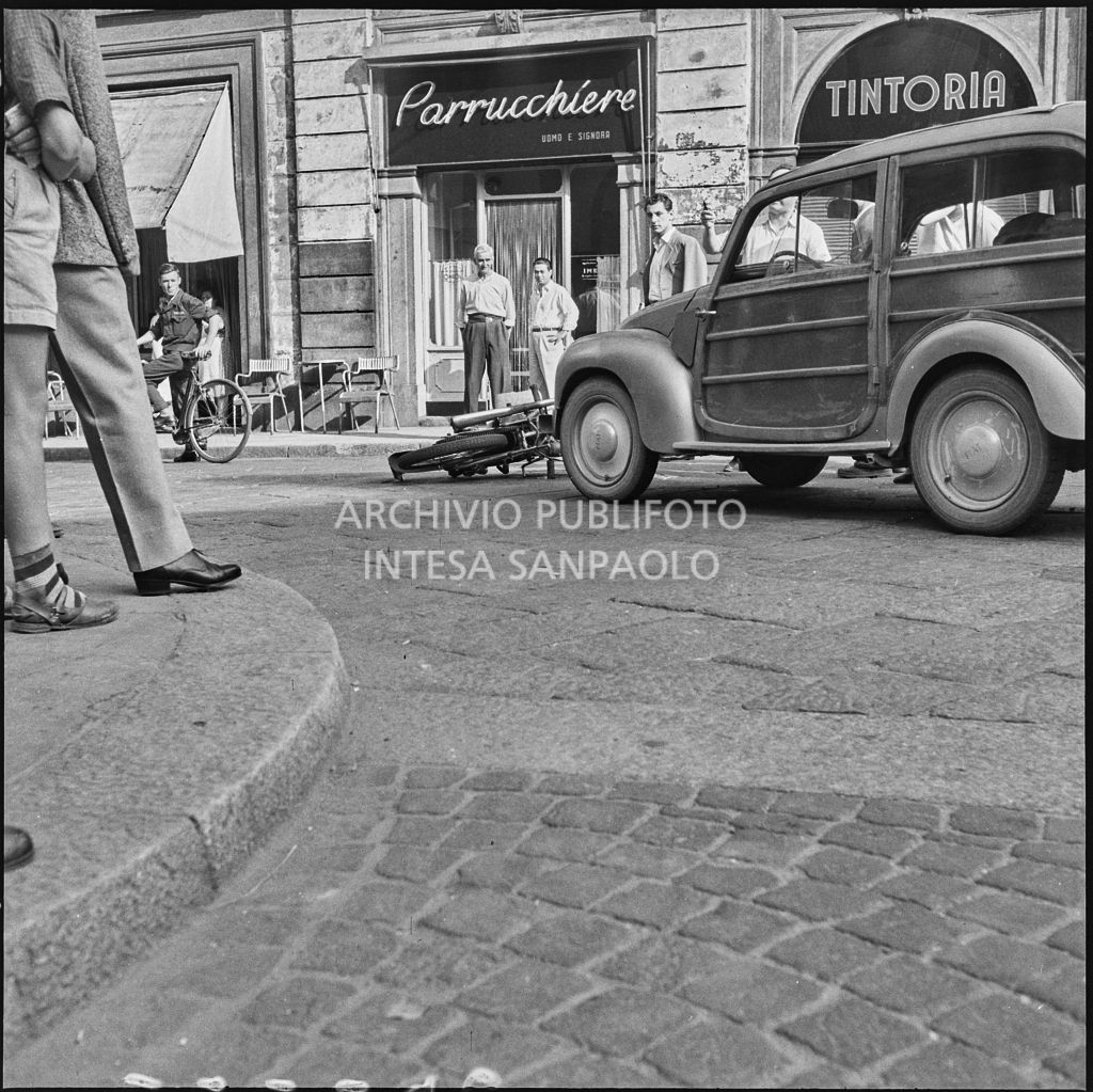 Incidente tra una moto F.B. Mundial e un'automobile Fiat in via Castelfidardo a Milano<br>222246