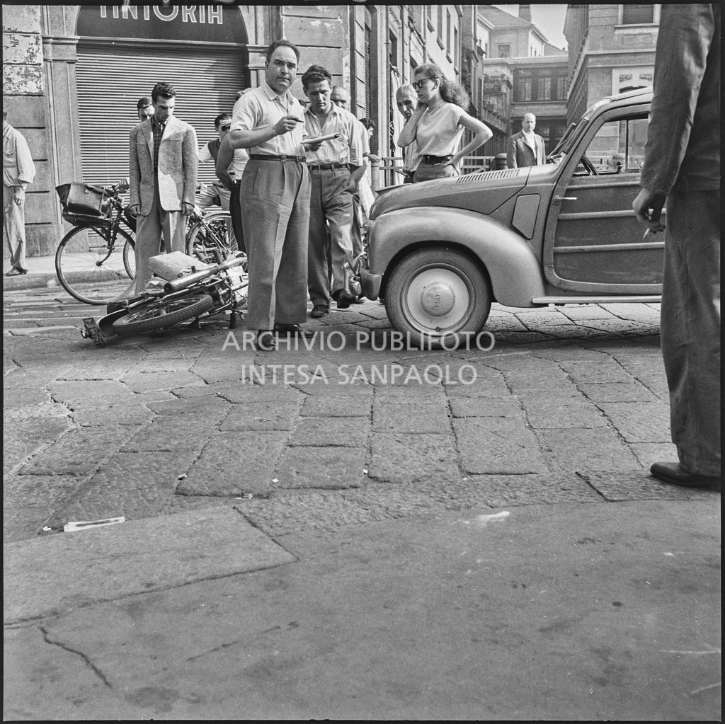 Incidente tra una moto F.B. Mundial e un'automobile Fiat in via Castelfidardo a Milano<br>222247