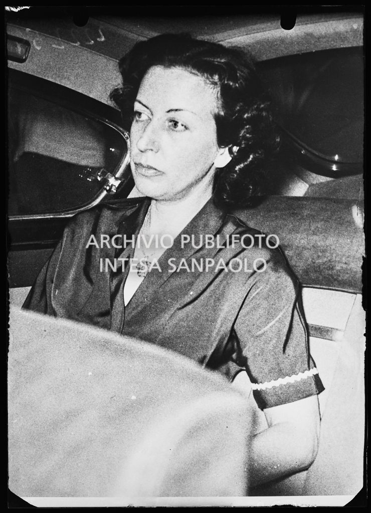 La contessa Pia Bellentani a bordo di un'automobile dopo l'uscita dal manicomio criminale di Aversa<br>222254