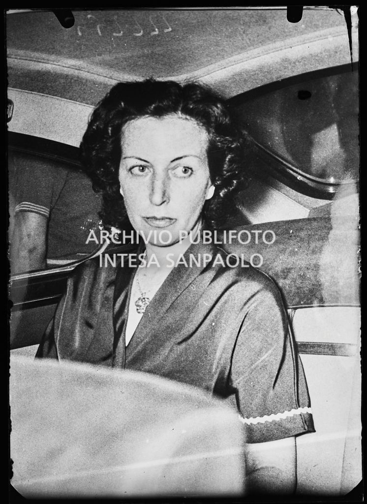 La contessa Pia Bellentani a bordo di un'automobile dopo l'uscita dal manicomio criminale di Aversa<br>222255