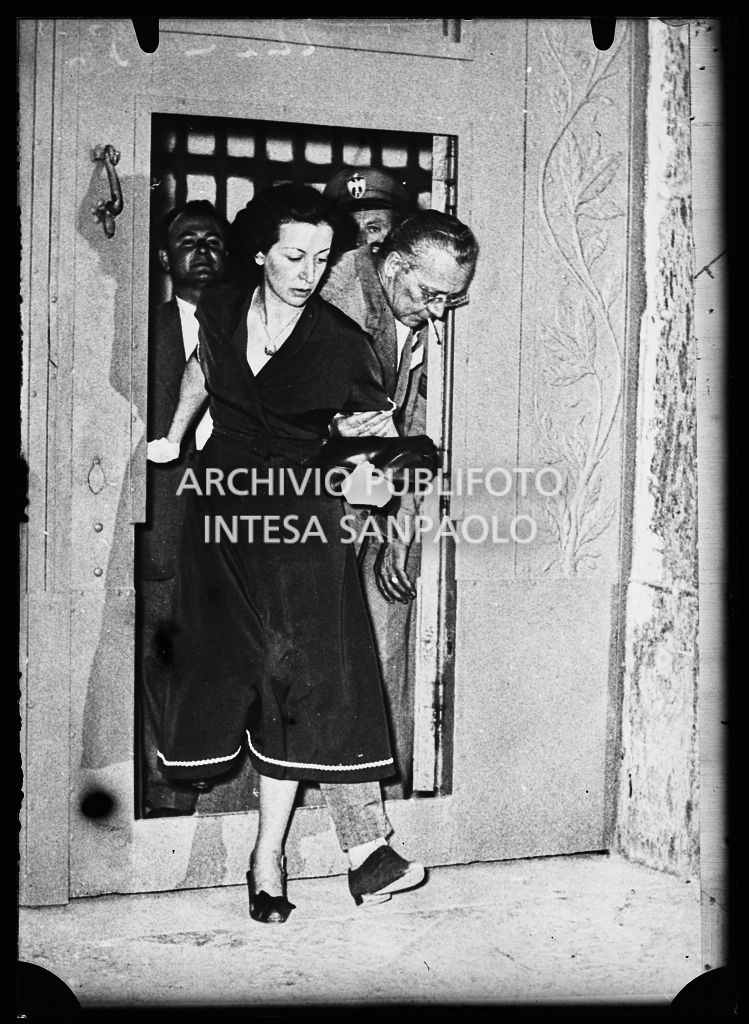 La contessa Pia Bellentani, sostenuta dal fratello Carlo Caroselli, esce dal manicomio criminale di Aversa<br>222256