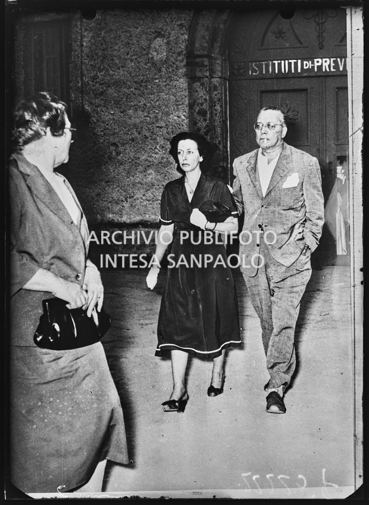 La contessa Pia Bellentani con fratello Carlo Caroselli raggiunge la madre Nazarena all'uscita dal manicomio criminale di Aversa<br>222257