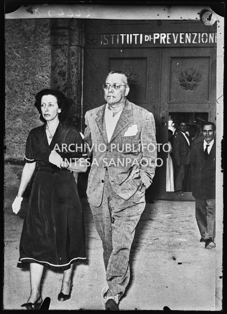 La contessa Pia Bellentani con fratello Carlo Caroselli all'uscita dal manicomio criminale di Aversa<br>222258