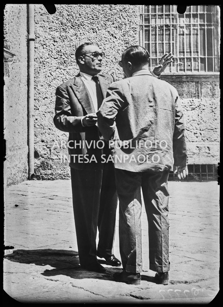 Carlo Caroselli, fratello della contessa Pia Bellentani, in compagnia del direttore del manicomio criminale di Aversa<br>222260