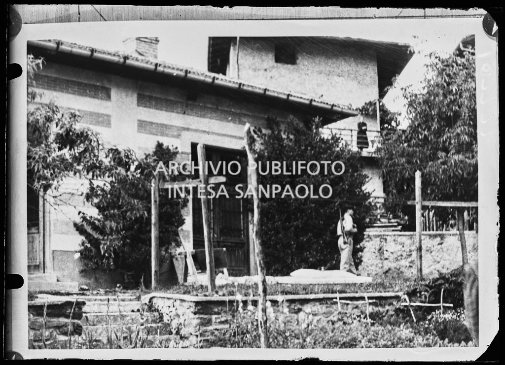 Vista sulla cappella di Levico dove si trovano le salme dei cinque marinai della Brigata San Marco vittime di un mortaio durante un'addestramento<br>222261