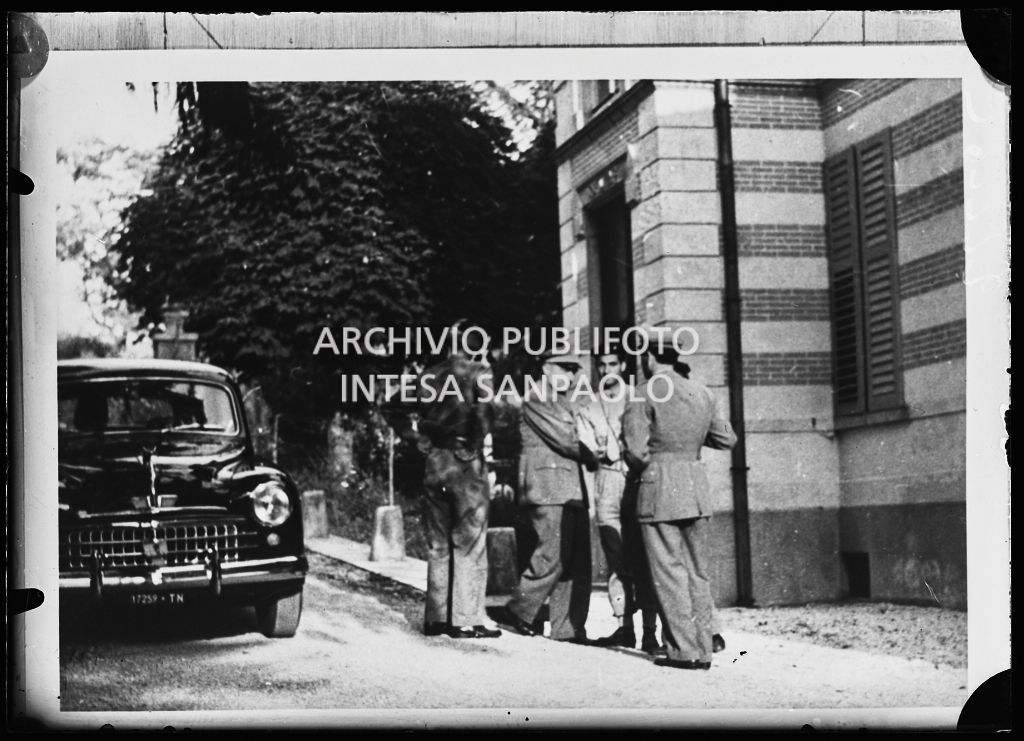 Alcuni militari a colloquio in un esterno<br>222262