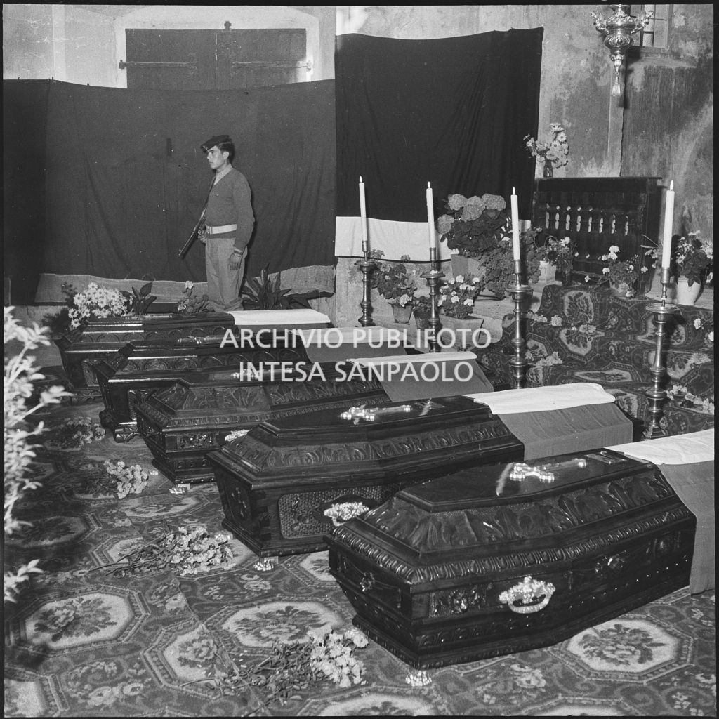 Le bare dei cinque marinai della Brigata San Marco nella chiesa della Madonna del Pezzo, morti per lo scoppio di un mortaio durante un'esercitazione nei pressi di Levico<br>222264
