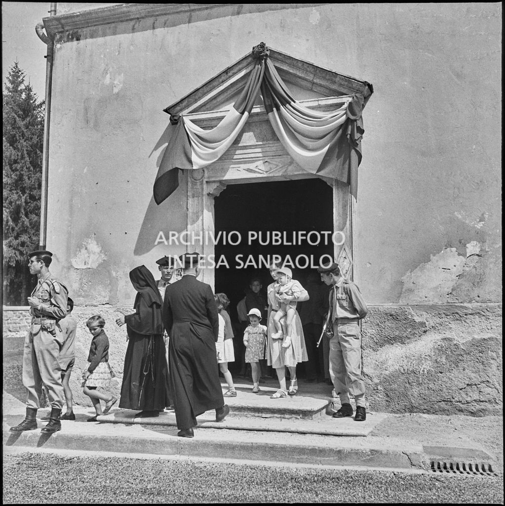 Militari e civili davanti alla chiesa della Madonna del Pezzo, in visita ai cinque marinai della Brigata San Marco vittime dello scoppio di un mortaio durante un'esercitazione nei pressi di Levico<br>222265