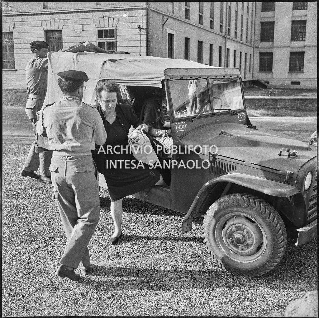 Una donna scende da un fuoristrada dell'esercito per far visita ai cinque marinai della Brigata San Marco rimasti uccisi dallo scoppio di un mortaio durante un'esercitazione nei pressi di Levico<br>222266