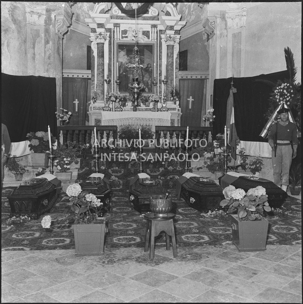 Le bare dei cinque marinai della Brigata San Marco nella chiesa della Madonna del Pezzo, morti per lo scoppio di un mortaio durante un'esercitazione nei pressi di Levico<br>222268