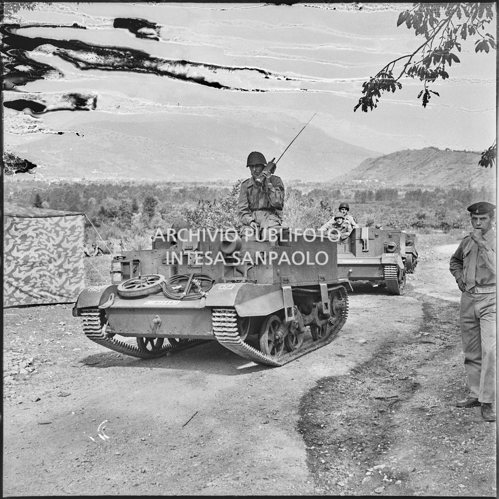 Alcuni soldati manovrano dei carri armati nel campo addestramento dei marinai della Brigata San Marco nei pressi di Levico<br>222269