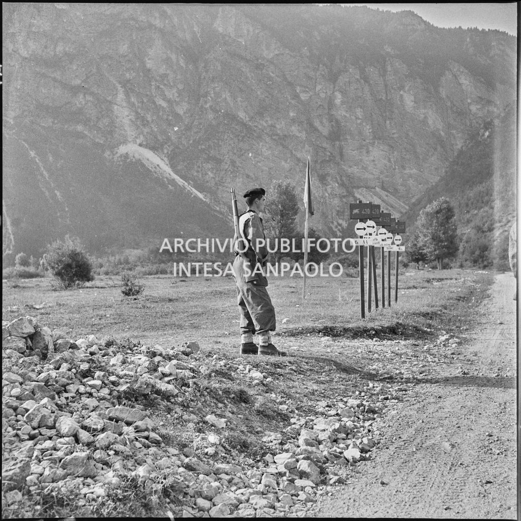 Un marinaio della Brigata San Marco di guardia nella zona dell'esplosione del mortaio che ha ucciso cinque commilitoni<br>222270