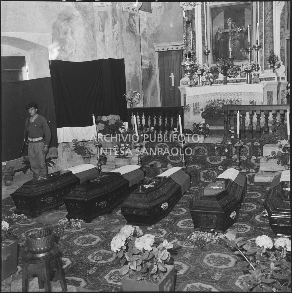 Le bare dei cinque marinai della Brigata San Marco nella chiesa della Madonna del Pezzo, morti per lo scoppio di un mortaio durante un'esercitazione nei pressi di Levico<br>222271