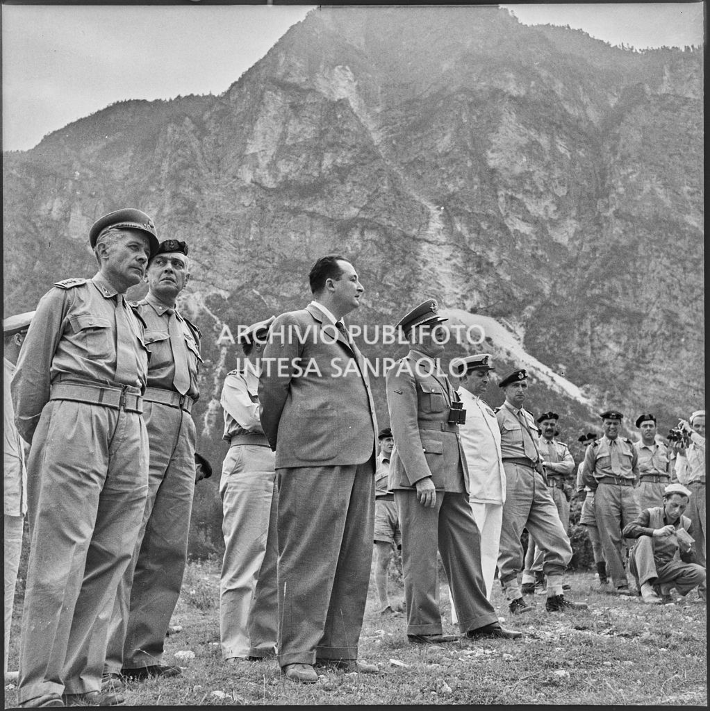 Il sottosegretario alla Difesa Fiorentino Sullo (terzo da destra) sul luogo dello scoppio del mortaio che ha ucciso cinque marinai della Brigata San Marco<br>222273