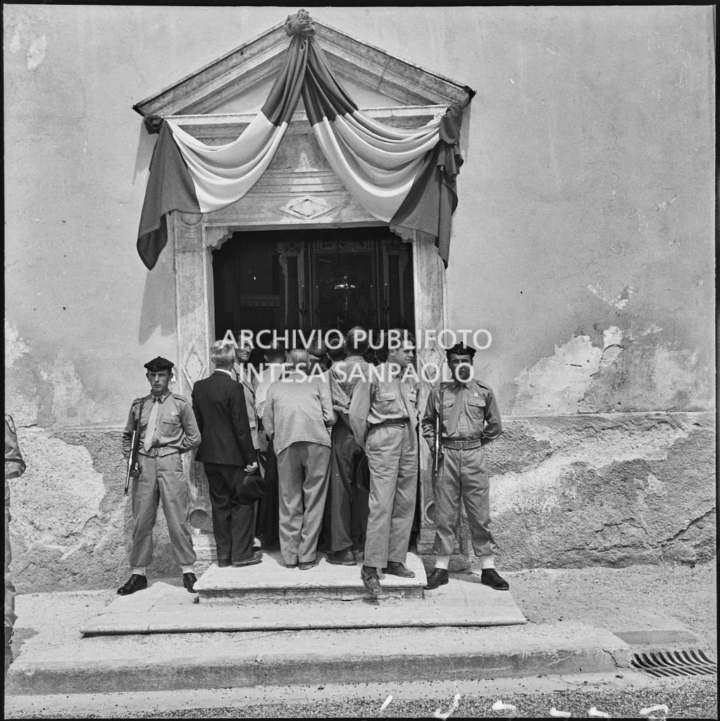 Militari e civili davanti alla chiesa della Madonna del Pezzo, in visita ai cinque marinai della Brigata San Marco vittime dello scoppio di un mortaio durante un'esercitazione nei pressi di Levico<br>222275