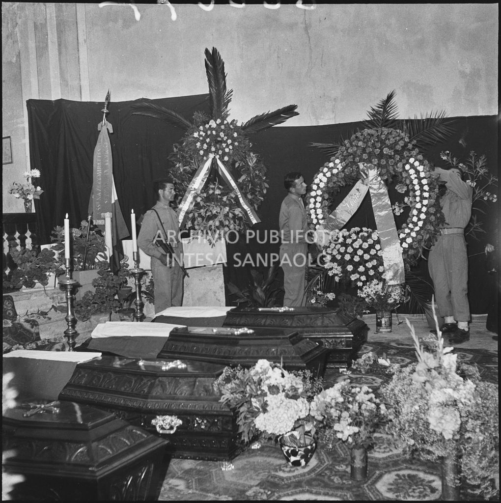 Due marinai della Brigata San Marco posizionano una ghirlanda di fiori davanti alle bare dei cinque commilitoni nella chiesa della Madonna del Pezzo, morti per lo scoppio di un mortaio durante un'esercitazione nei pressi di Levico<br>222277