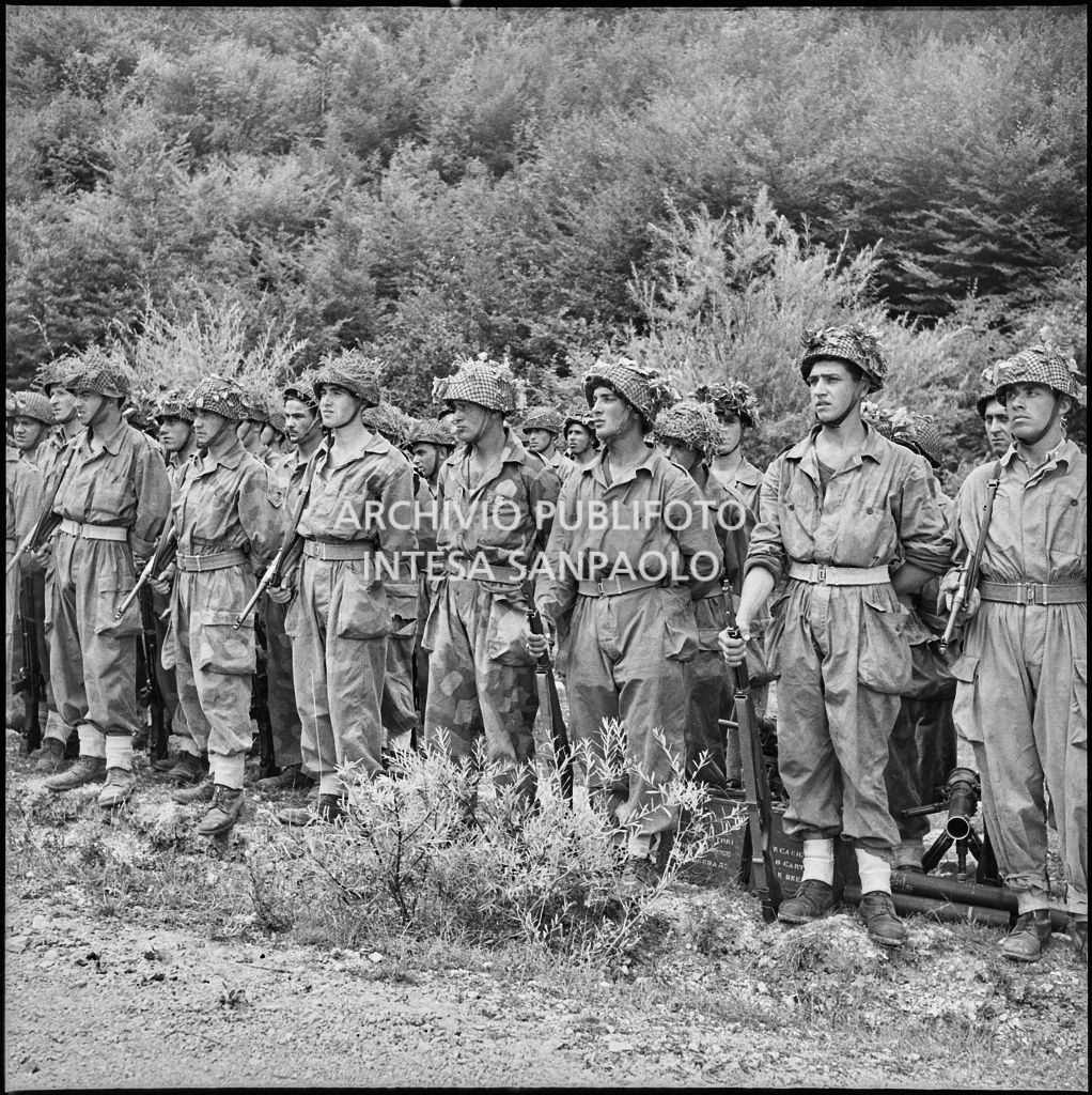 Marinai della Brigata San Marco schierati nel luogo dello scoppio del mortaio che ha ucciso cinque commilitoni nei pressi di Levico<br>222278