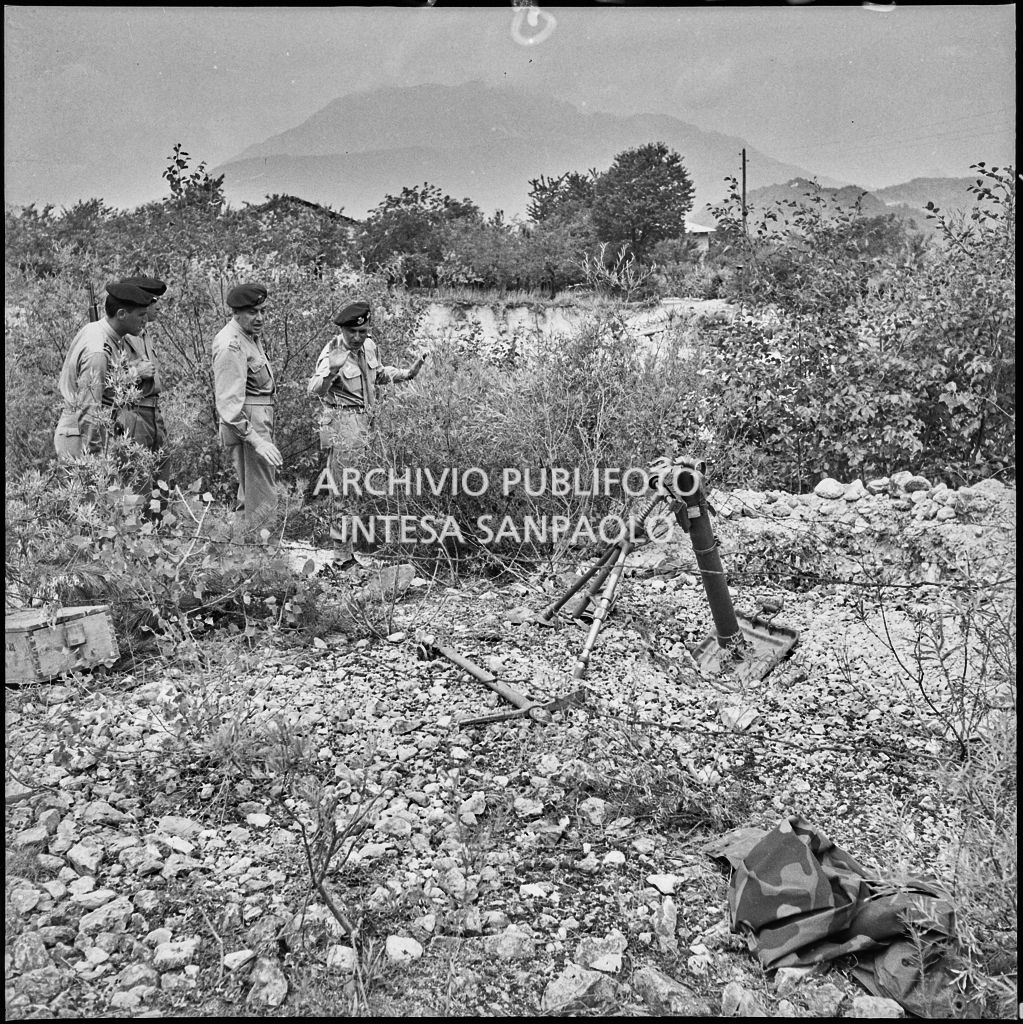 Alcuni marinai della Brigata San Marco ispezionano il luogo dello scoppio del mortaio che ha ucciso cinque commilitoni durante un'esercitazione nei pressi di Levico<br>222280