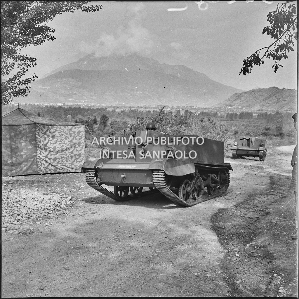Alcuni soldati manovrano dei carri armati nel campo addestramento dei marinai della Brigata San Marco nei pressi di Levico<br>222282