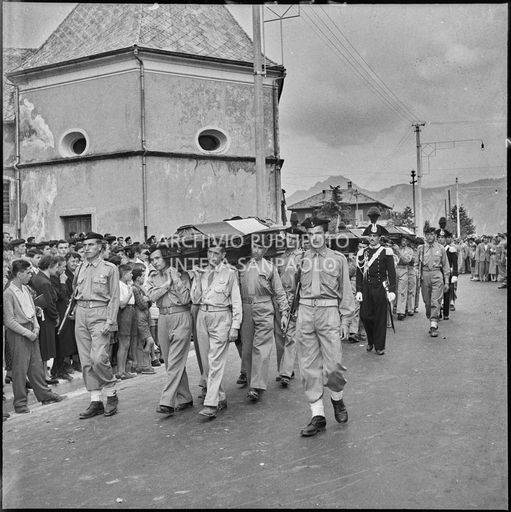 I marinai della Brigata San Marco trasportano le bare dei commilitoni morti per lo scoppio di una granata durante un'esercitazione nei pressi di Levico<br>222285