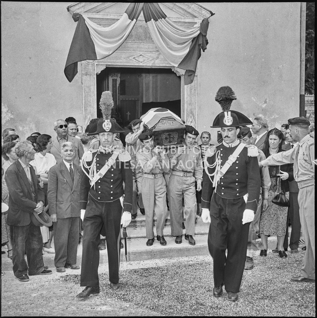 I marinai della Brigata San Marco trasportano le bare dei commilitoni morti per lo scoppio di una granata durante un'esercitazione nei pressi di Levico<br>222286