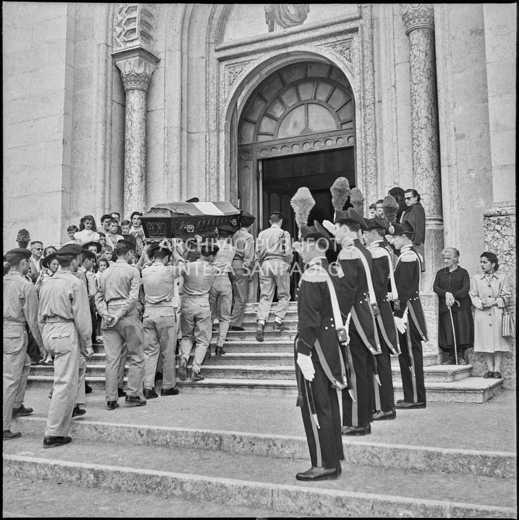 I marinai della Brigata San Marco trasportano le bare dei commilitoni morti per lo scoppio di una granata durante un'esercitazione nei pressi di Levico nella chiesa del Santissimo Redentore per i funerali solenni<br>222287