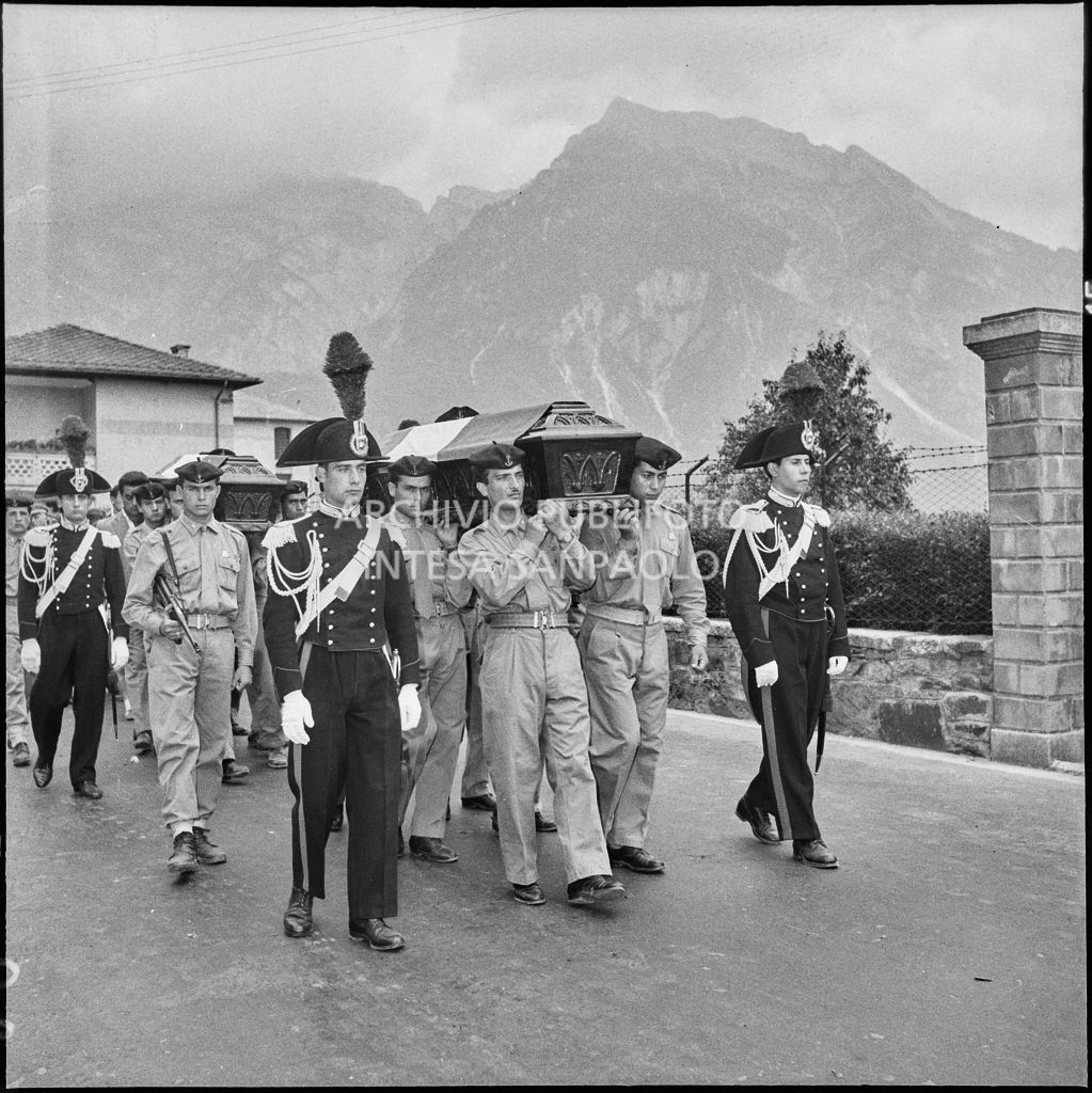I marinai della Brigata San Marco trasportano le bare dei commilitoni morti per lo scoppio di una granata durante un'esercitazione nei pressi di Levico<br>222288