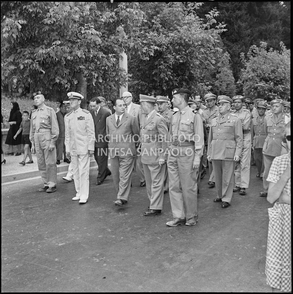 Il sottosegretario alla Difesa Fiorentino Sullo (al centro) in testa al corteo funebre dei cinque marinai della Brigata San Marco vittime dell'esplosione di un mortaio durante l'addestramento nei pressi di Levico<br>222289